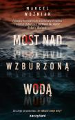 Most nad wzburzoną wodą. Autor: Marcel Woźniak. Dadada.pl Okładka książki Most nad wzburzoną wodą