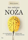 Na ostrzu noża. Autor: Jandial Rahul. Dadada.pl Okładka książki Na ostrzu noża