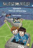 Najfutbolniejsi T.9 Tajemnica deszczu meteorytów. Autor: Santiago Roberto. Dadada.pl Okładka książki Najfutbolniejsi T.9 Tajemnica deszczu meteorytów