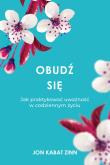 OBUDŹ SIĘ JAK PRAKTYKOWAĆ UWAŻNOŚĆ wyd. 2024. Autor: Jon Kabat-Zinn. Dadada.pl Okładka książki OBUDŹ SIĘ JAK PRAKTYKOWAĆ UWAŻNOŚĆ wyd. 2024