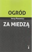 Ogród za miedzą. Autor: Plutowicz Jerzy. Dadada.pl Okładka książki Ogród za miedzą