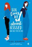 Six times we almost kissed (and one time we did). Autor: Tess Sharpe. Dadada.pl Okładka książki Six times we almost kissed (and one time we did)