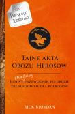 Tajne akta Obozu Herosów. Jedyny prawdziwy przewodnik po obozie treningowym dla półbogów wyd. 2024. Autor: Rick Riordan. Dadada.pl Okładka książki Tajne akta Obozu Herosów. Jedyny prawdziwy przewodnik po obozie treningowym dla półbogów wyd. 2024