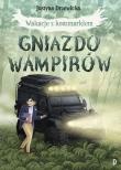 Wakacje z koszmarkiem. Gniazdo wampirów. Autor: Drzewicka Justyna. Dadada.pl Okładka książki Wakacje z koszmarkiem. Gniazdo wampirów