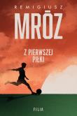 Z pierwszej piłki. Autor: Remigiusz Mróz. Dadada.pl Okładka książki Z pierwszej piłki