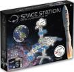 Klocki konstrukcyjne NASA metalowe Stacja Kosmiczna 230 elementów. Wydawca: BRANDED.ŚLIWIŃSKI. Dadada.pl Opakowanie Klocki konstrukcyjne NASA metalowe Stacja Kosmiczna 230 elementów