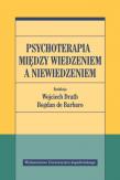 Psychoterapia między wiedzeniem a niewiedzeniem. Autor: Opracowanie zbiorowe. Dadada.pl Okładka książki Psychoterapia między wiedzeniem a niewiedzeniem