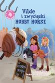 Vilde i zwycięski hobby horse. Autor: Jenny Bicho. Dadada.pl Okładka książki Vilde i zwycięski hobby horse
