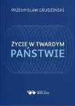 Życie w twardym państwie. Autor: Grudziński Przemysław. Dadada.pl Okładka książki Życie w twardym państwie